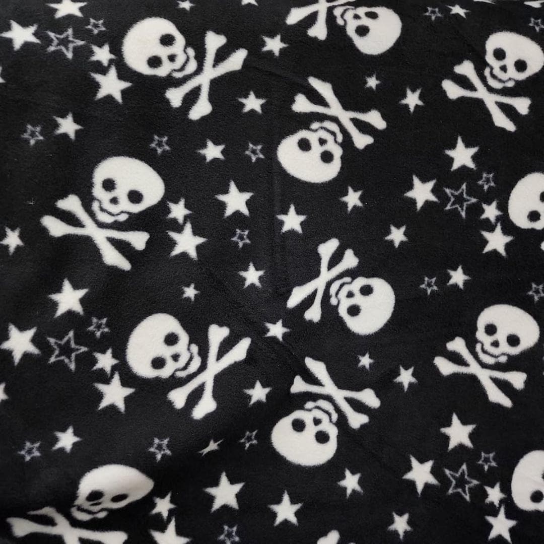 Skulls & Crossbones Print - Anti Pill Theme Fleece Fabric, 60” Inches Wide – Sold By The Yard Black/White