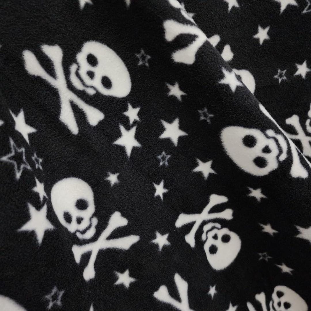 Skulls & Crossbones Print - Anti Pill Theme Fleece Fabric, 60” Inches Wide – Sold By The Yard Black/White